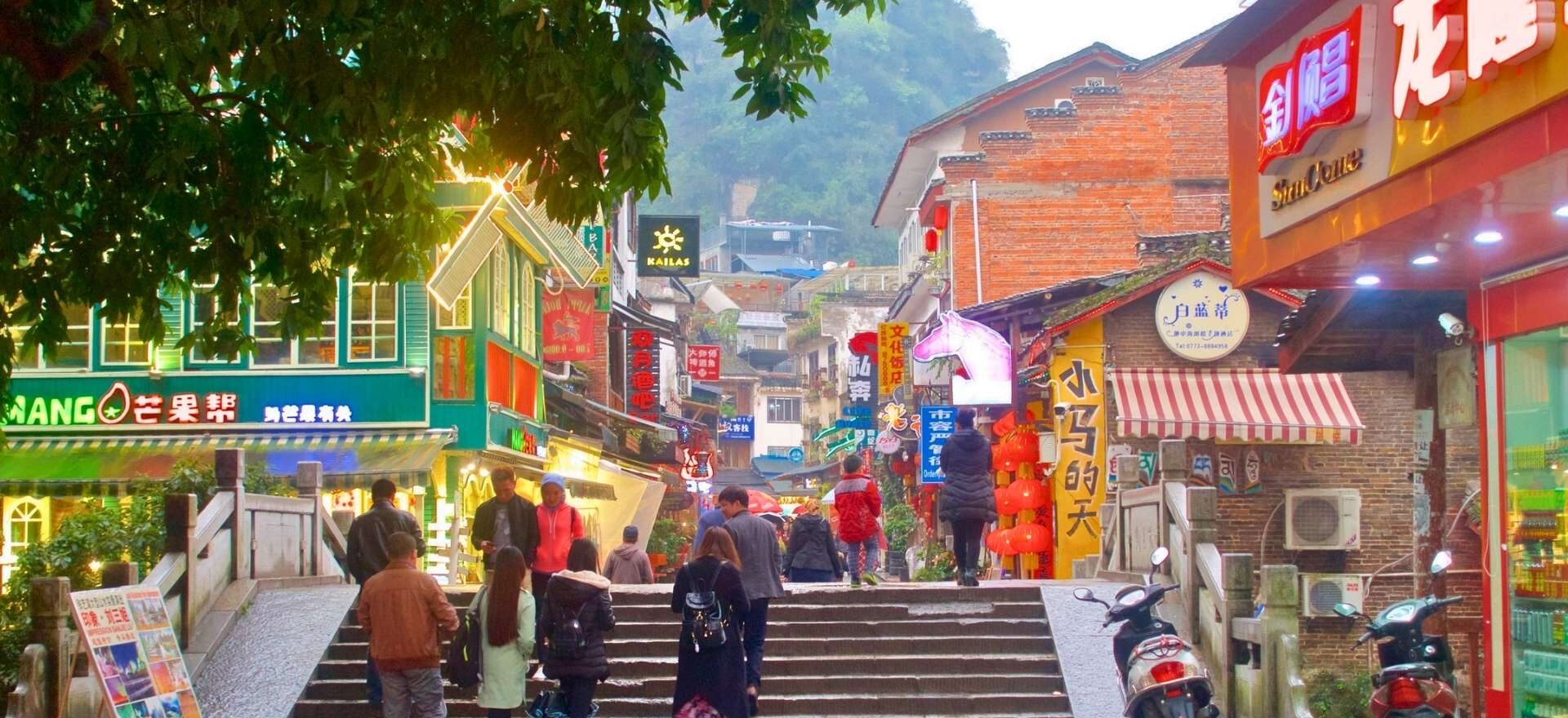 Calle tradicional iluminada con farolillos en Yangshuo durante la etapa de Guilin en el circuito China con Panda de Traveland.