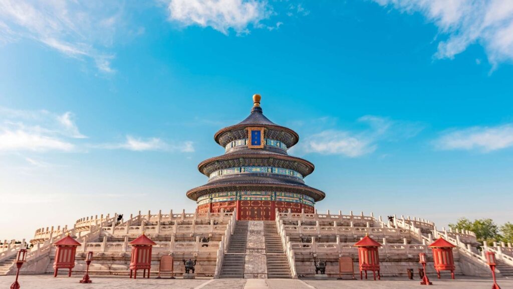El icónico Templo del Cielo en Pekín bajo un cielo azul, una de las visitas principales del circuito China con Panda de Traveland.