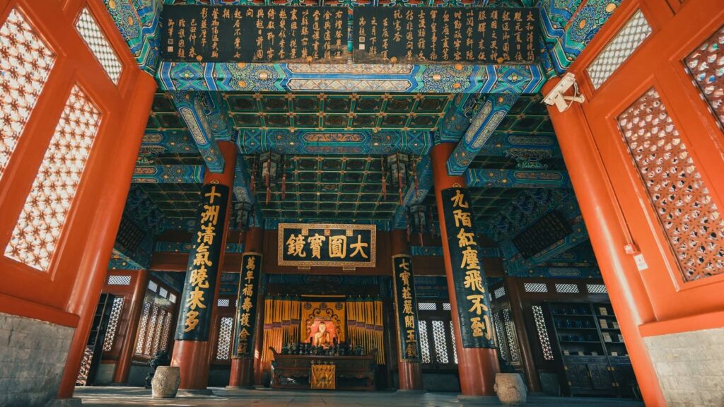 Interior imperial del Salón de la Longevidad en Pekín con columnas rojas y techos decorados, visita del circuito China con Panda de Traveland.