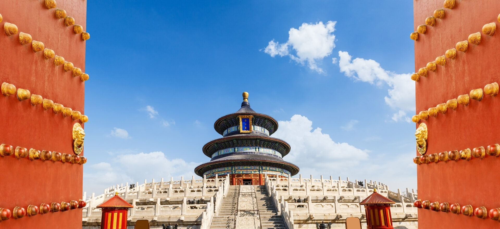 Templo del Cielo en Pekín visto desde las puertas rojas durante el viaje organizado a China de Traveland