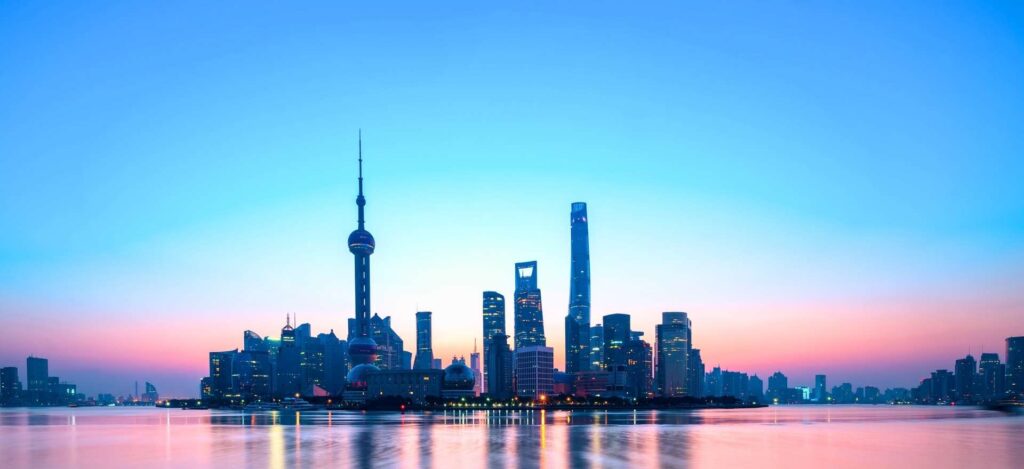 Panorámica del skyline financiero de Pudong en Shanghái al atardecer, última etapa del circuito China con Panda de Traveland.