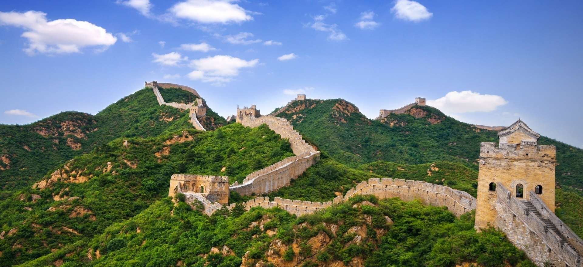 Panorámica de la Gran Muralla China entre montañas, una de las excursiones principales del circuito China con Panda de Traveland.