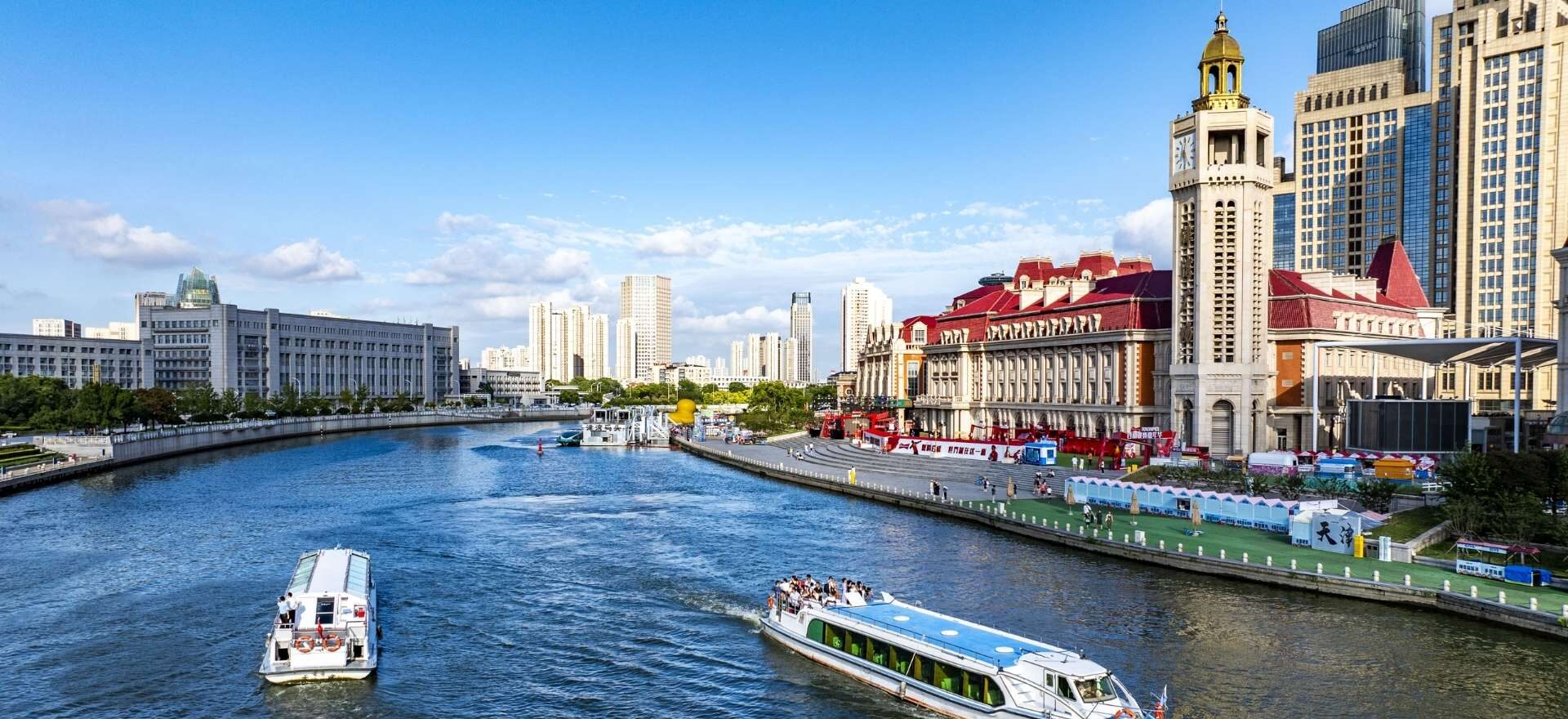 Cruceros fluviales en el río Haihe en la ciudad de Tianjin, parada incluida en el circuito de viaje a China con Panda de Traveland.