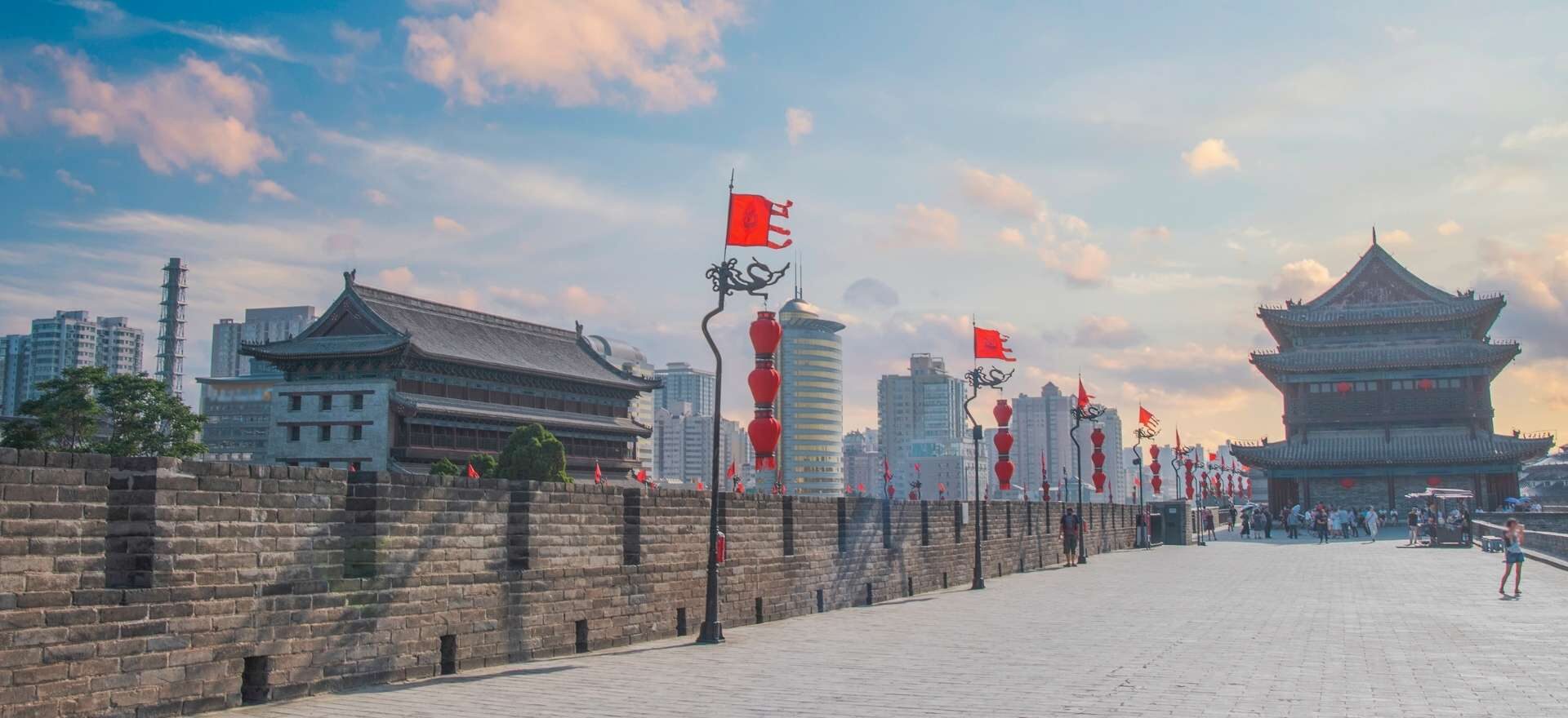 Paseo por la antigua Muralla de Xi'an con banderas rojas, una visita imprescindible en el circuito China con Panda de Traveland.