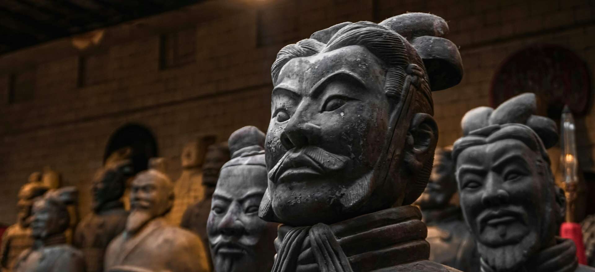 Primer plano de las estatuas de los Guerreros de Terracota en Xi'an, una de las visitas estrella incluidas en el viaje a China con Panda de Traveland.