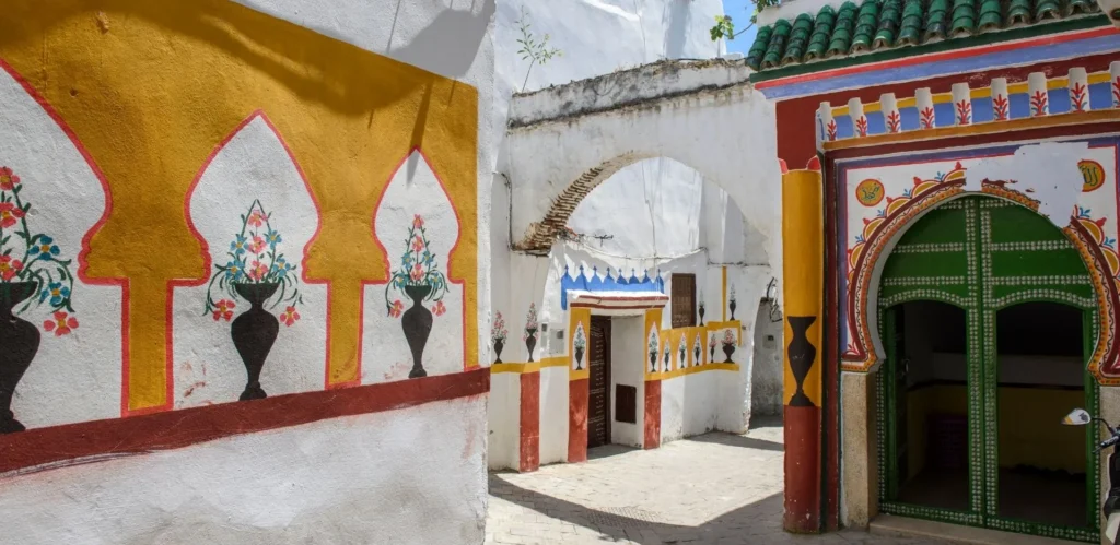 Arquitectura tradicional y calles de Tetuán, Marruecos, con Traveland.