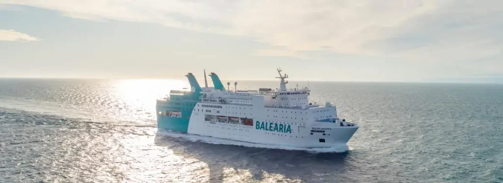 Ferry de Balearia navegando en el Mediterráneo, ofertas de viajes con Traveland.