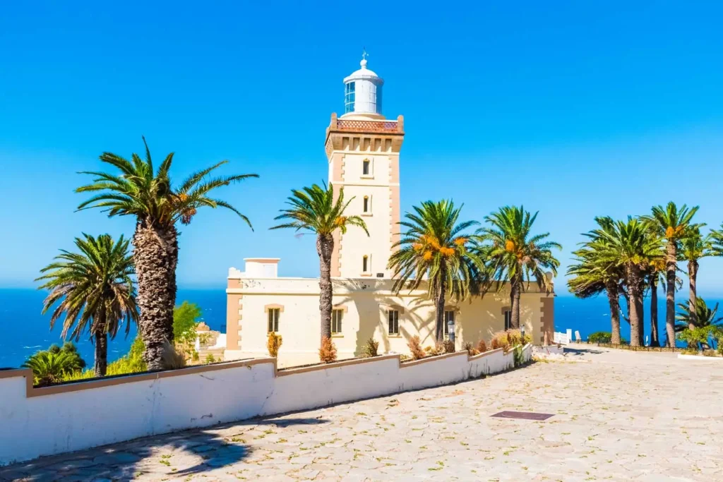 Paisaje histórico y faro en Tánger, Marruecos, con Traveland.