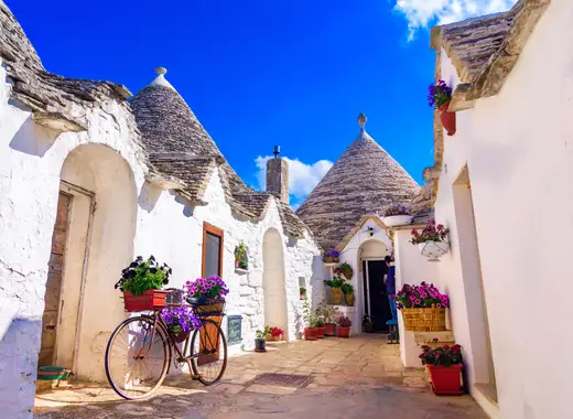 Trulli de Alberobello con sus tejados de piedra cónicos en el circuito por la Puglia de Traveland