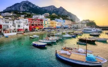 Vista panorámica de la Costa Amalfitana con casas de colores y el mar Tirreno en el circuito por el Sur de Italia de Traveland