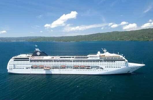 MSC Lirica navegando en el mar Mediterráneo. Disfruta de unas vacaciones inolvidables a bordo con Traveland.