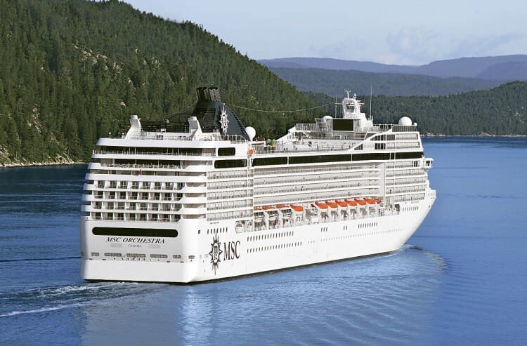 MSC Orchestra navegando en el mar Mediterráneo. Disfruta de unas vacaciones inolvidables a bordo con Traveland.