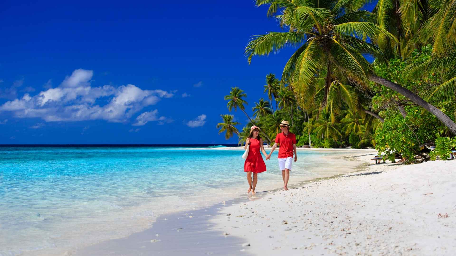 Pareja disfrutando de una luna de miel de lujo en un bungalow sobre el agua en las islas Maldivas.