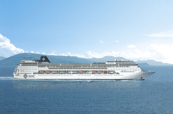 MSC Armonia navegando en el mar Adriático. Disfruta de unas vacaciones inolvidables a bordo con Traveland.