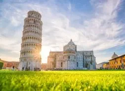 Torre inclinada de Pisa en la Piazza dei Miracoli, excursión por la Toscana con Traveland