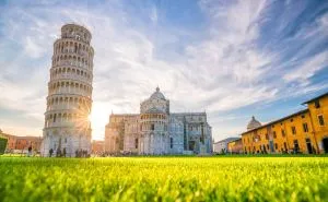 Torre inclinada de Pisa en la Piazza dei Miracoli, excursión por la Toscana con Traveland
