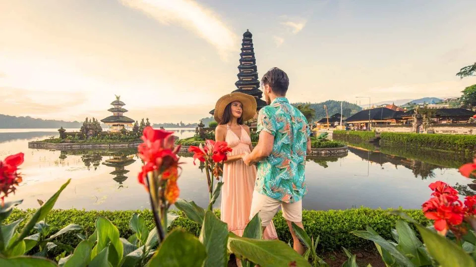 Paisaje exótico de arrozales y templos en Bali, destino ideal para lunas de miel espirituales y románticas.