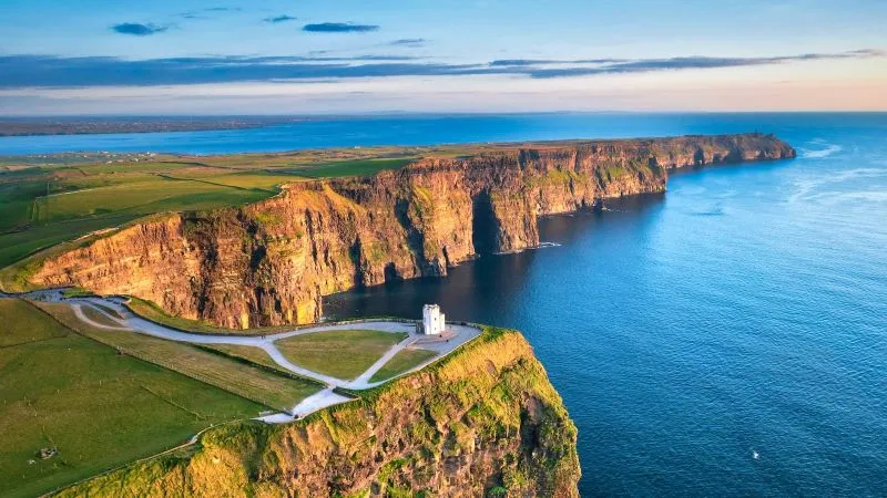 Vista aérea de los acantilados de Moher y la torre de O'Brien en Irlanda con Traveland