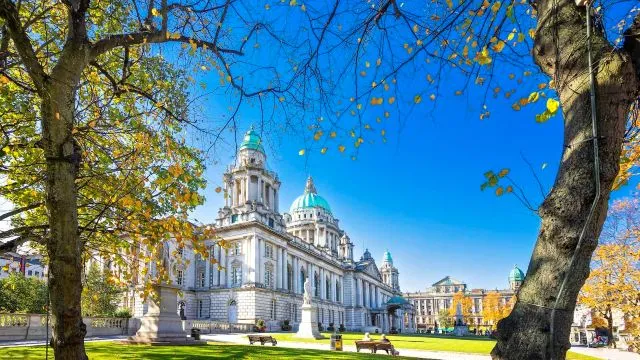 Fachada y jardines del Ayuntamiento de Belfast en Irlanda del Norte con Traveland
