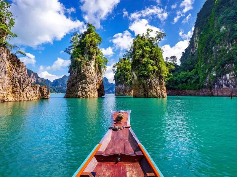 Navegación en barco de cola larga frente a los acantilados de caliza de Railay Beach en Krabi Tailandia con Traveland