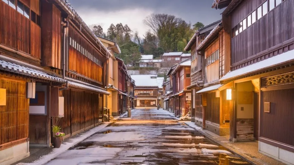 Calle tradicional con casas de madera machiya en el barrio de Higashi Chaya en Kanazawa Japón con Traveland