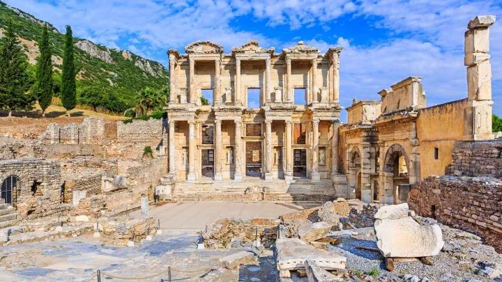 Fachada de la Biblioteca de Celso en las ruinas grecorromanas de Éfeso Turquía con Traveland