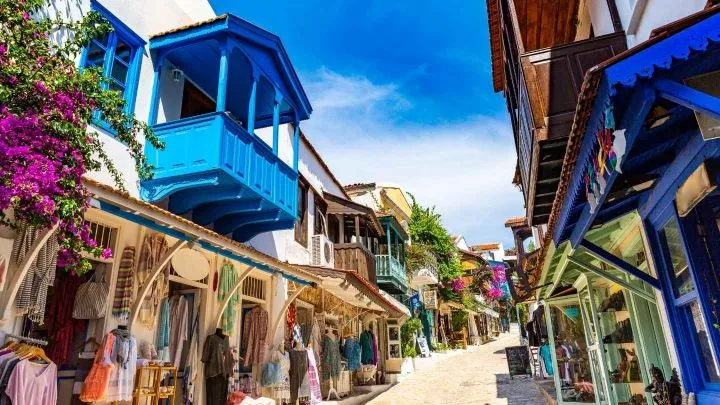 Calle pintoresca del casco antiguo de Kaleiçi en Antalya Turquía con Traveland