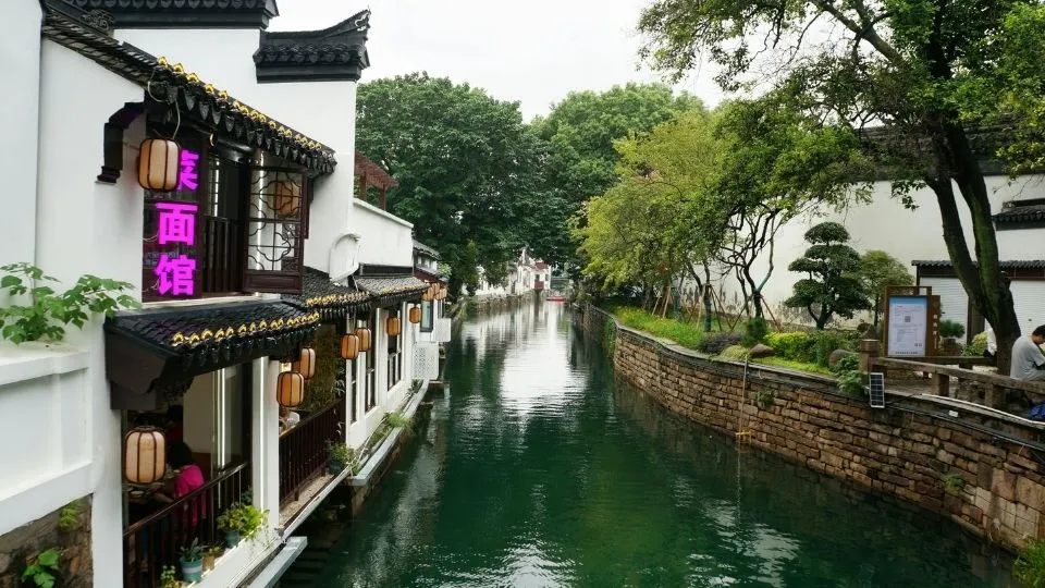 Canal de agua con casas tradicionales y farolillos en Suzhou China con Traveland