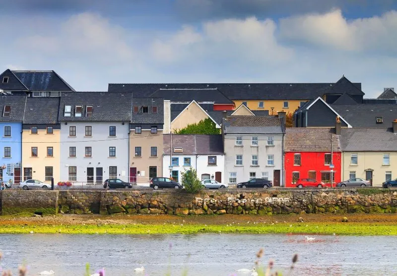 Casas de colores en el paseo Long Walk de Galway en Irlanda con Traveland