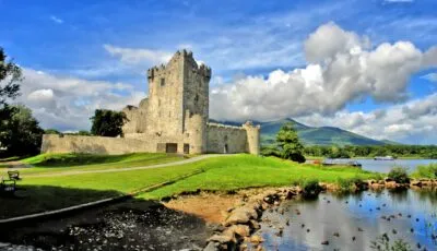 Vista del Castillo de Ross a orillas del lago en Killarney con Traveland