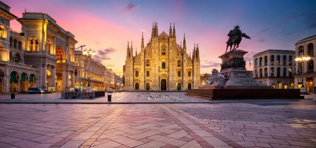 Norte Espectacular, circuito por cinco ciudades italianas Fachada iluminada de la Catedral del Duomo de Milan en la plaza principal al atardecer en Italia con Traveland