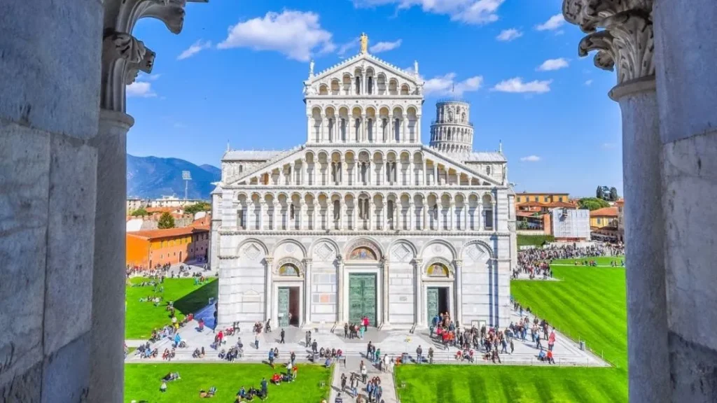 Fachada de la Catedral de Pisa con la Torre Inclinada asomando en la Piazza dei Miracoli Italia con Traveland