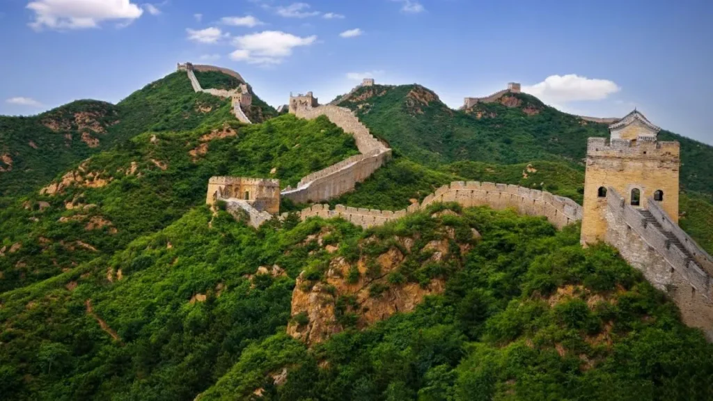 Torre de vigilancia en la Gran Muralla China al atardecer cerca de Pekin con Traveland