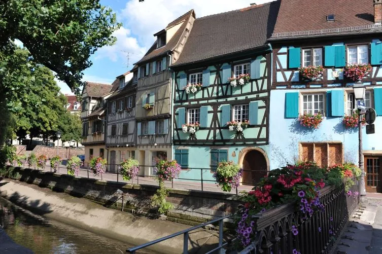 Casas de colores en la Pequeña Venecia de Colmar durante un circuito por Alsacia y Selva Negra con Traveland