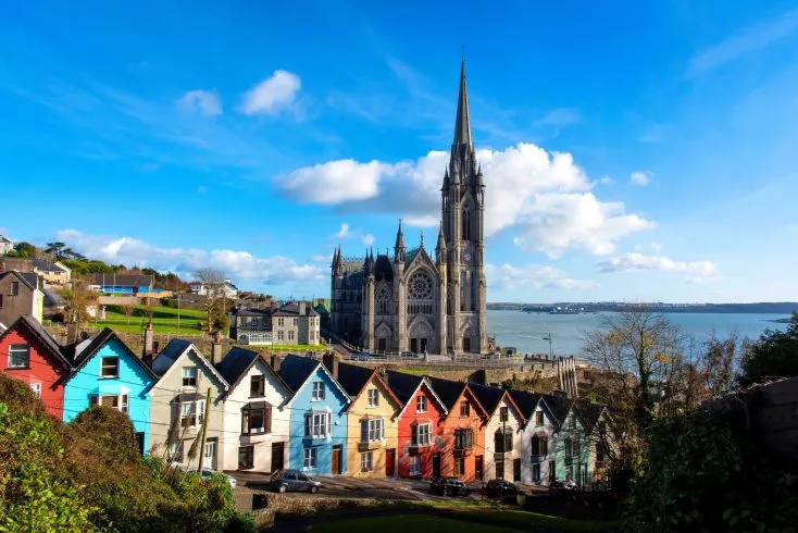 Casas de colores y la Catedral de San Colmán en Cobh Cork con Traveland