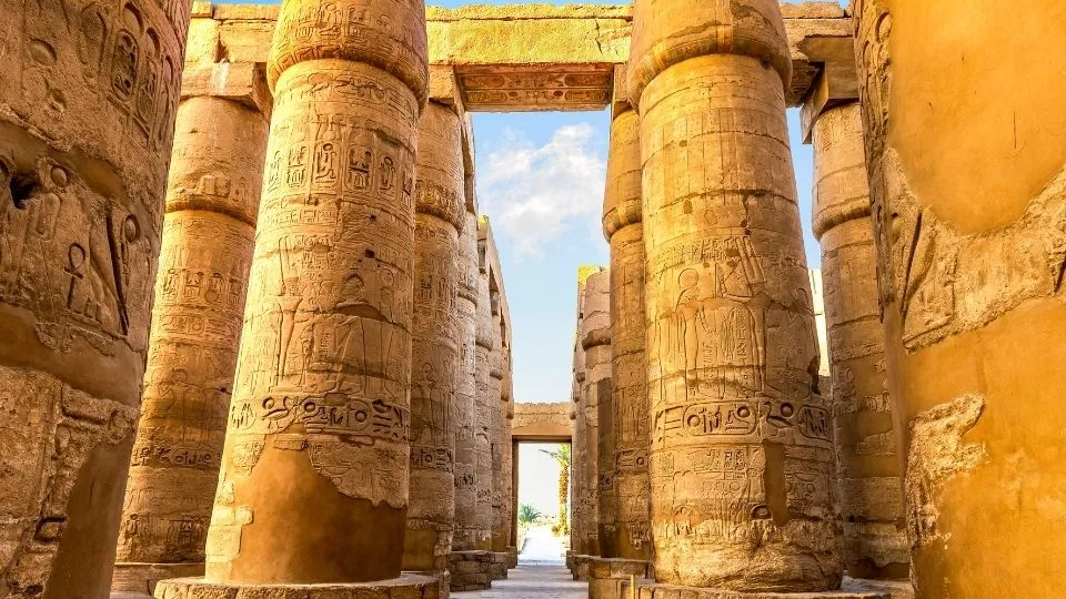 Detalle de las colosales columnas de piedra con jeroglificos en la Sala Hipostila del Templo de Karnak en Luxor Egipto con Traveland