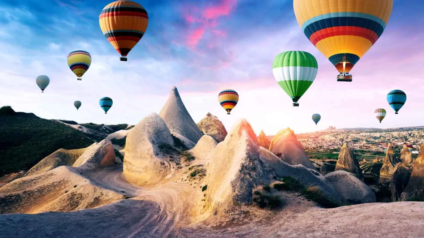 Globos aerostáticos sobre los valles rocosos de Capadocia en Turquía con Traveland