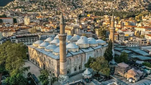 Vista aérea de la Gran Mezquita Ulu Cami en la ciudad de Bursa Turquía con Traveland