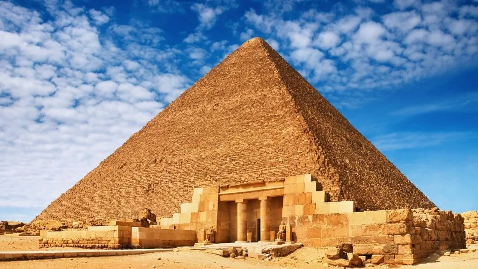 Vista monumental de la Gran Piramide de Keops en la meseta de Guiza El Cairo Egipto con Traveland