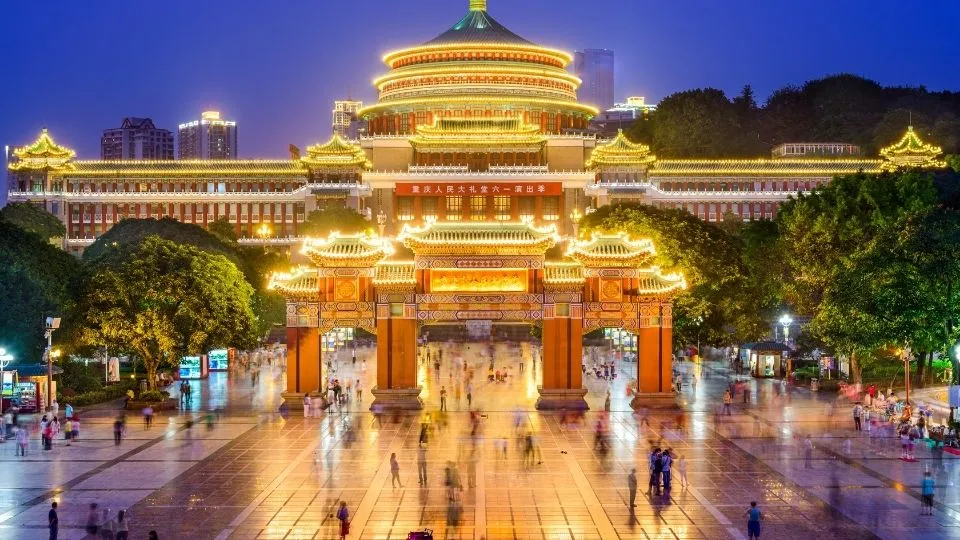 Gran Salón del Pueblo de Chongqing iluminado de noche en China con Traveland