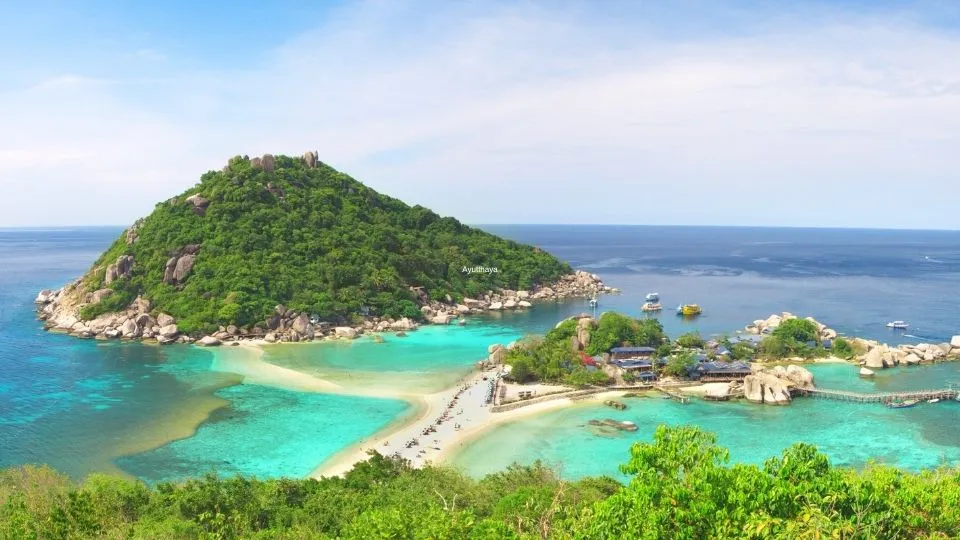 Vista aérea de islas tropicales conectadas por una lengua de arena blanca y aguas turquesas en Phuket Tailandia con Traveland