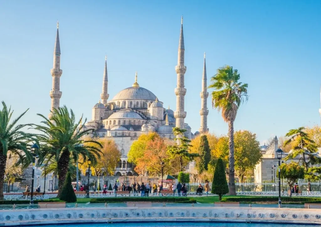 Vista frontal de la Mezquita Azul desde la plaza Sultanahmet en Estambul Turquía con Traveland