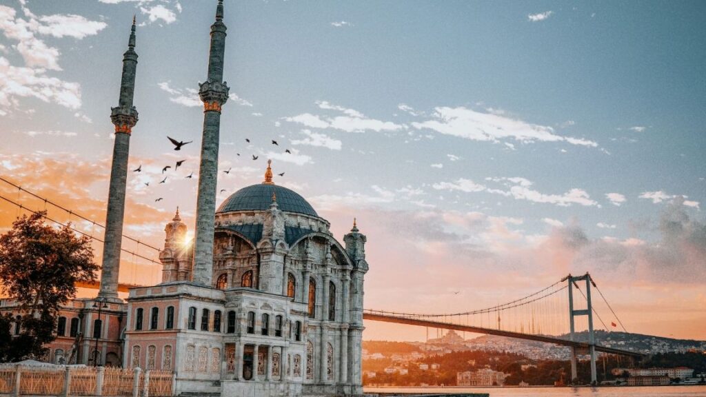 Mezquita de Ortaköy con el Puente del Bósforo al atardecer en Estambul Turquía con Traveland
