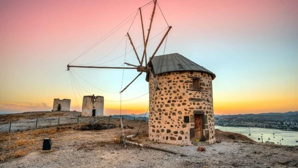 Molinos de viento de Bodrum al atardecer con vistas a la costa de Turquía con Traveland