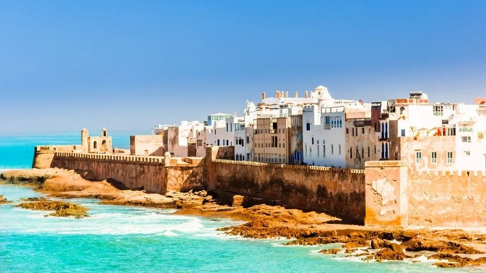 Murallas de la Skala de la Ville y caserio blanco de la medina de Essaouira frente al mar Atlantico en Marruecos con Traveland