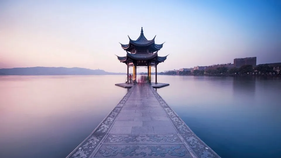 Pabellón tradicional chino en el Lago del Oeste de Hangzhou China con Traveland