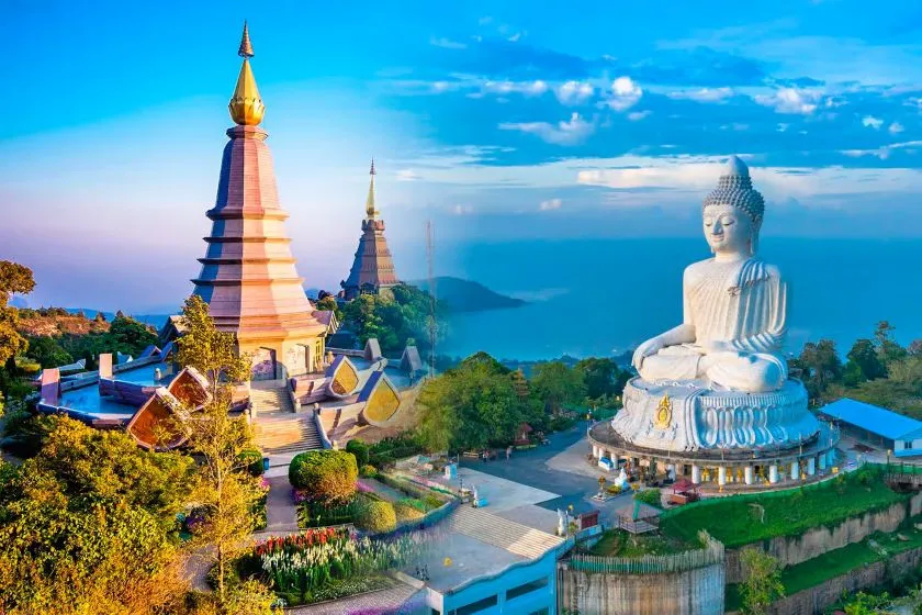 Collage con las Pagodas Reales de Doi Inthanon y monumento de Buda en la ruta del Triángulo de Oro Tailandia con Traveland