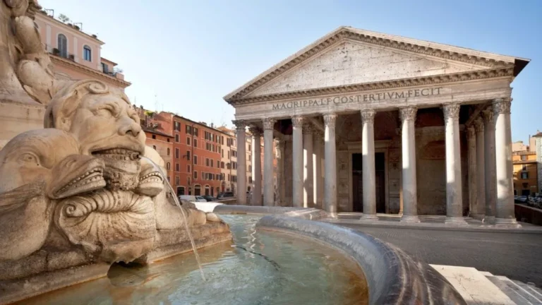 Italia Clásica Vista del Panteon de Agripa con la fuente de la Plaza de la Rotonda en primer plano en Roma Italia con Traveland