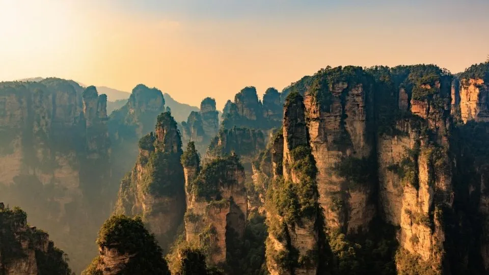 Capitales de China y Mundo Avatar. Columnas de piedra y montanas de Avatar en el Parque Nacional de Zhangjiajie China con Traveland