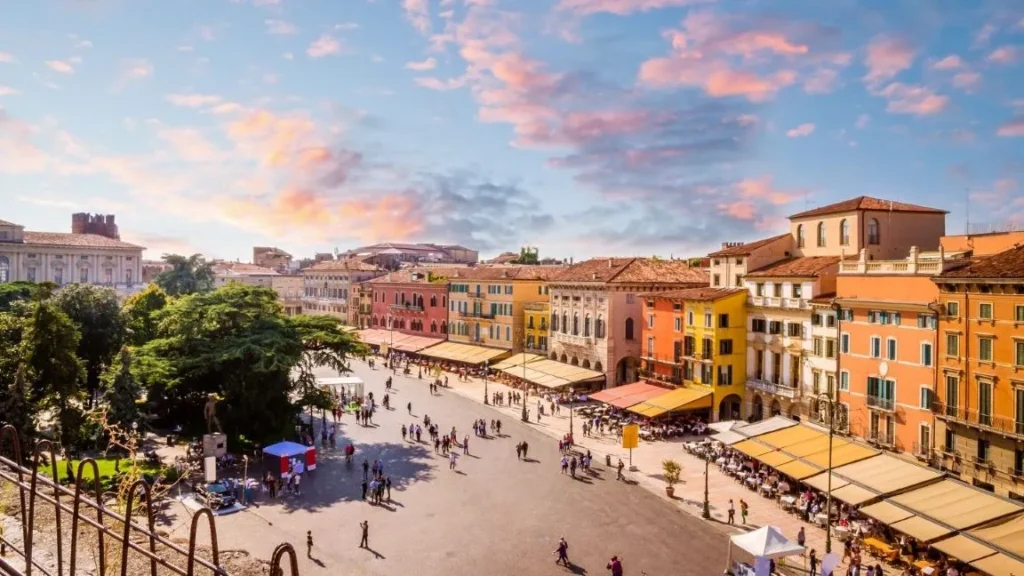 Vista elevada de la Piazza Bra con sus fachadas de colores y terrazas en Verona Italia con Traveland